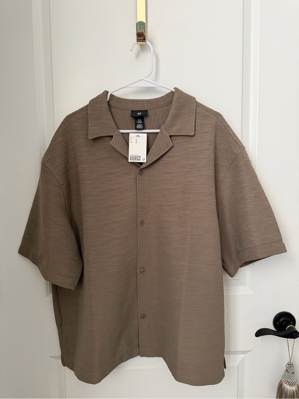 H&M • XL Men’s Short Sleeve Collar Shirt - Brown